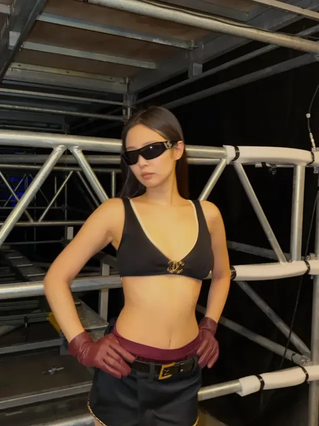 거울 셀카를 통해 레드 장갑과 보머 재킷의 디테일을 강조한 제니. /사진=제니 인스타그램