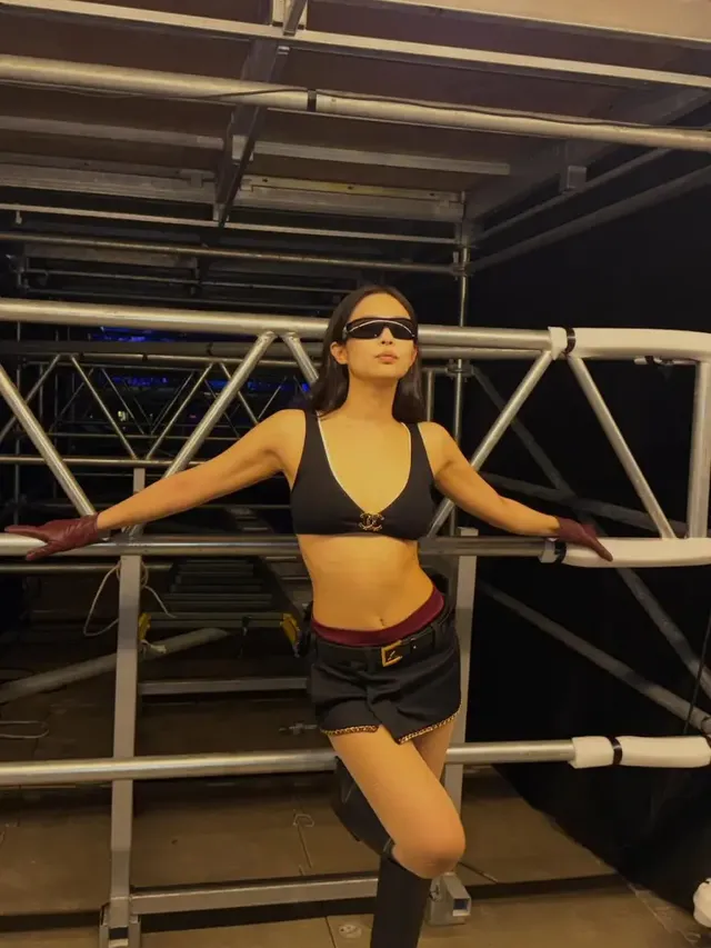 블랙 브라톱과 체인 스커트로 완성한 파격적인 믹스매치 룩. /사진=제니 인스타그램