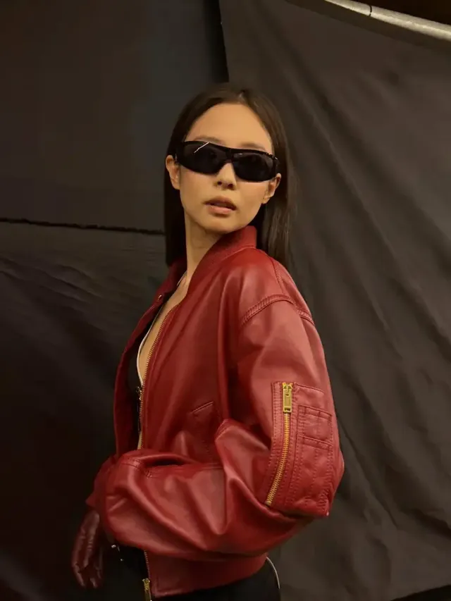 철제 구조물 사이에서 당당한 포즈로 카리스마를 발산하는 제니. /사진=제니 인스타그램