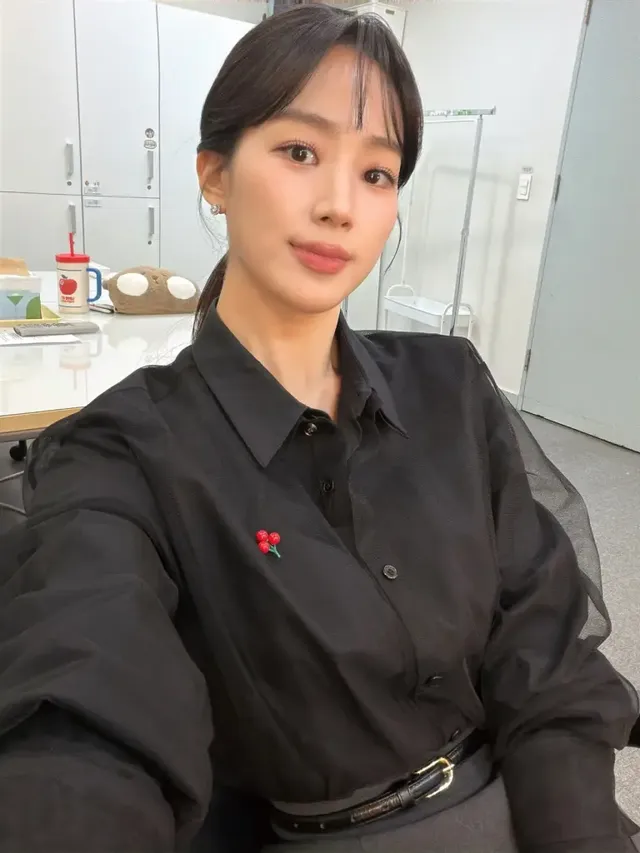 처음으로 앞머리를 내리고 뉴스 진행에 나선 주시은 아나운서가 단아하면서도 신비로운 분위기를 풍기고 있다. /사진=주시은 인스타그램