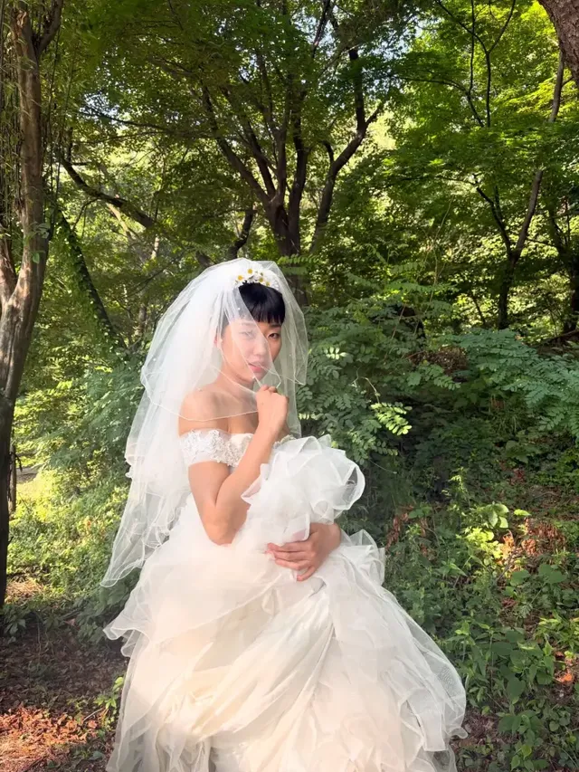 수줍은 미소와 함께 베일 사이로 신비로운 눈빛을 발산하는 이주영의 모습. /사진=이주영 인스타그램