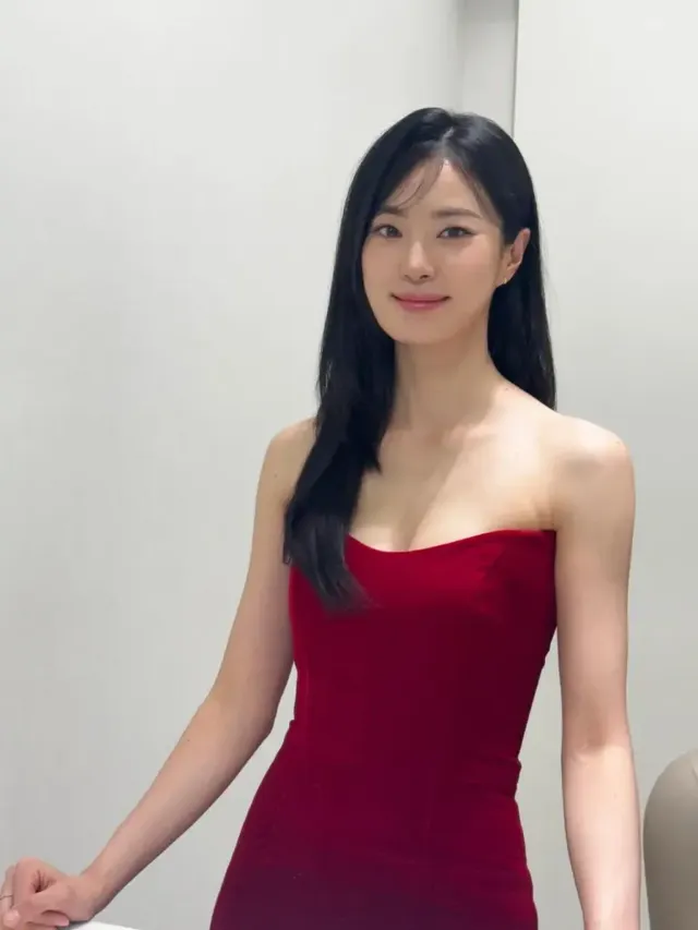 MMA 2025 큐시트를 들고 밝은 미소를 지으며 시상식 분위기를 전하는 모습. /사진=옥자연 인스타그램