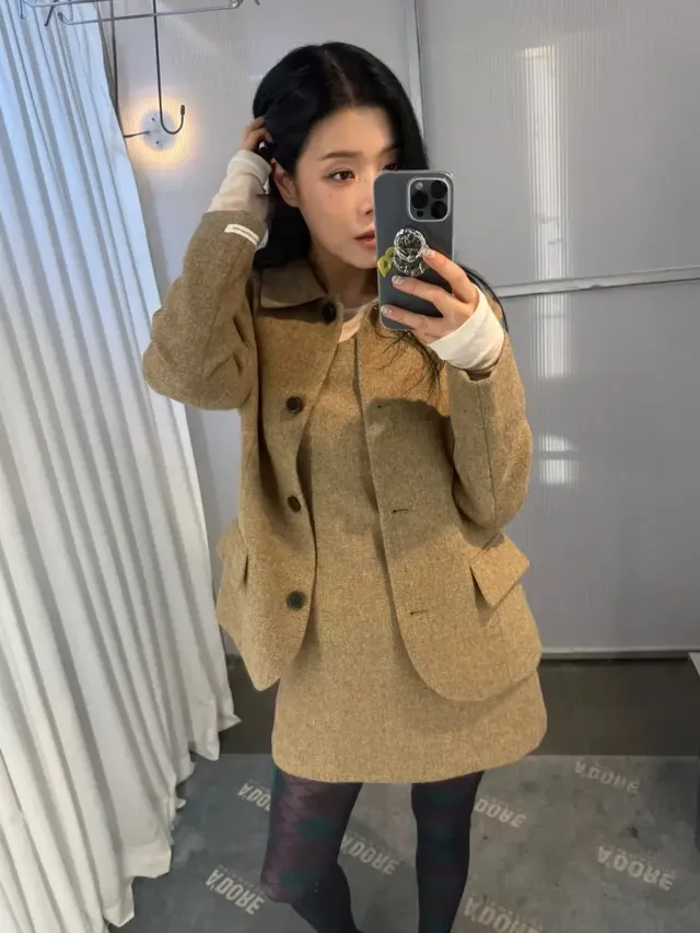 오트밀 베이지 셋업을 완벽하게 소화하며 거울 셀카를 촬영 중인 가수 린. /사진=린 인스타그램