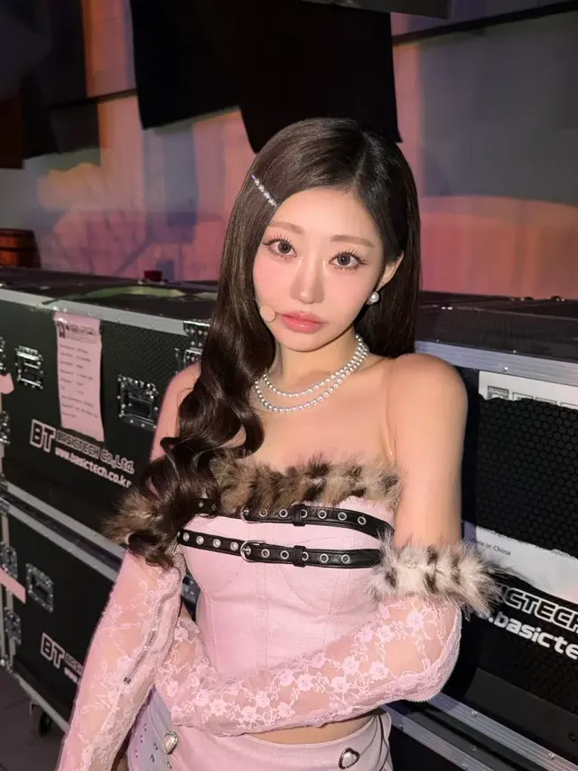 전신 샷을 통해 드러난 비현실적인 비율과 강렬한 레이스업 플랫폼 부츠의 조합. /사진=쥴리 인스타그램