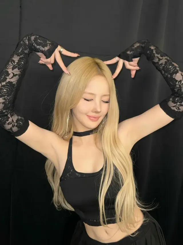 거울 셀카를 통해 화려한 드롭 귀걸이와 투명한 미모를 근접 거리에서 뽐내는 벨. /사진=벨 인스타그램