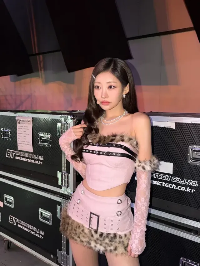 시상식 대기실에서 핑크와 레오파드가 조화된 화려한 의상을 입고 포즈를 취하는 키스오브라이프 쥴리. /사진=쥴리 인스타그램