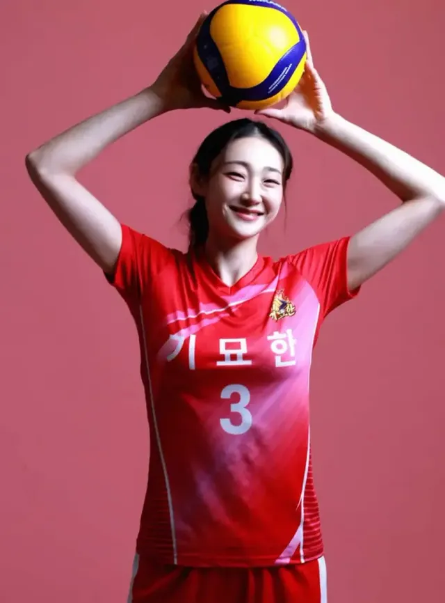 배구공을 머리 위로 들어 올리며 환한 미소를 짓는 시은미의 모습에서 복귀를 앞둔 설렘이 느껴진다. /사진=시은미 인스타그램