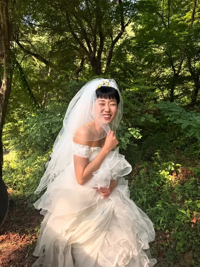 풍성한 튤 소재의 드레스를 잡고 환하게 웃으며 촬영 현장의 즐거움을 전하는 이주영. /사진=이주영 인스타그램