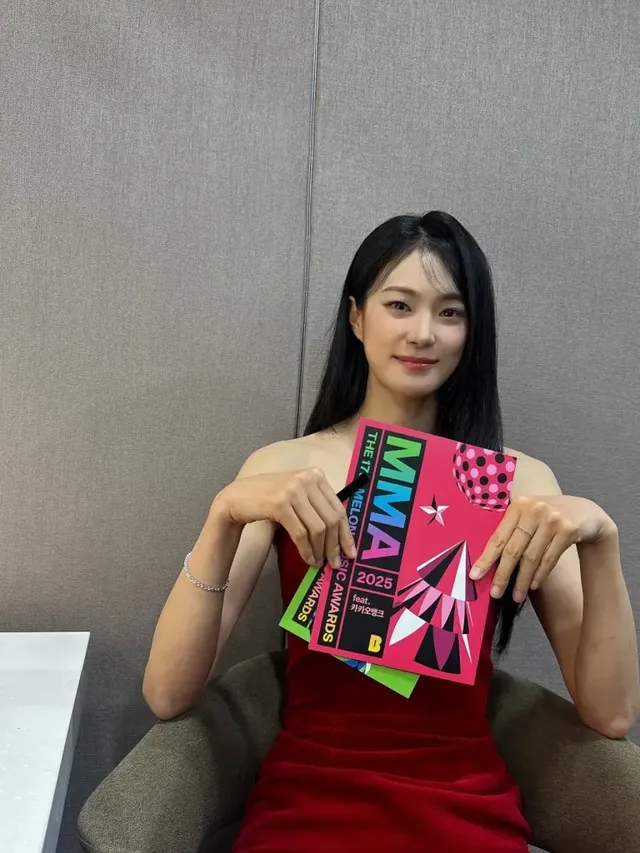 레드 컬러 오프숄더 드레스를 완벽하게 소화하며 우아한 자태를 뽐내는 배우 옥자연. /사진=옥자연 인스타그램