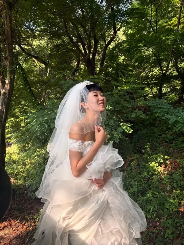 숲속의 요정 같은 분위기로 순백의 드레스 자태를 뽐내고 있는 배우 이주영. /사진=이주영 인스타그램