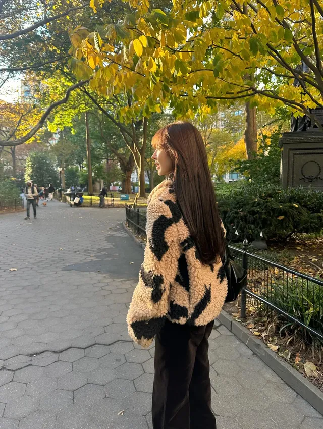 패턴이 돋보이는 포근한 자켓을 입고 카메라를 응시하며 사랑스러운 분위기를 발산하는 웬디. /사진=웬디 인스타그램