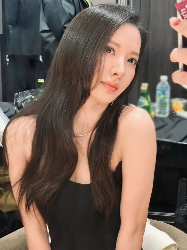 시상식 준비를 마치고 대기실에서 고혹적인 눈빛으로 카메라를 응시하고 있는 김지연. /사진=김지연 인스타그램