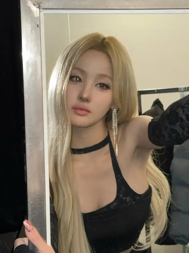 눈을 감고 신비로운 분위기를 연출하며 독보적인 옆모습을 자랑하는 벨. /사진=벨 인스타그램