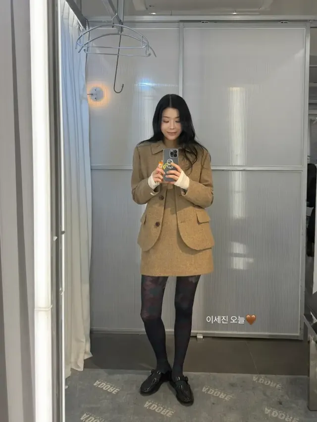 자켓의 포켓 디테일과 소매 라벨이 돋보이는 린의 감각적인 스타일링. /사진=린 인스타그램