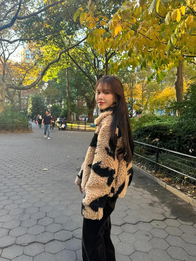 뉴욕 소품샵에서 'LOVE' 카드를 들고 청순한 미모를 뽐내는 웬디의 정면 샷. /사진=웬디 인스타그램