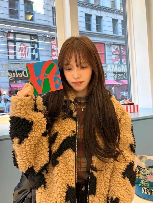 황금빛 단풍 아래서 시크한 뉴요커 포스를 풍기며 여유로운 산책을 즐기는 웬디. /사진=웬디 인스타그램