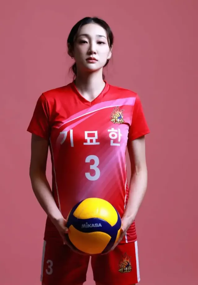 강렬한 레드 유니폼을 완벽하게 소화하며 여전한 현역 포스를 뿜어내는 시은미. /사진=시은미 인스타그램