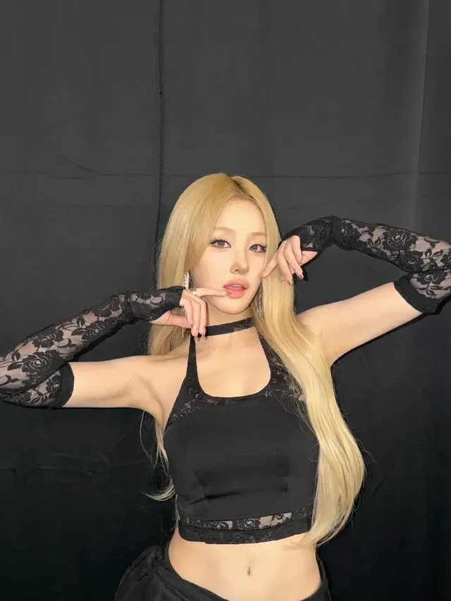 카메라를 정면으로 응시하며 고혹적인 카리스마와 완벽한 허리 라인을 드러낸 벨. /사진=벨 인스타그램