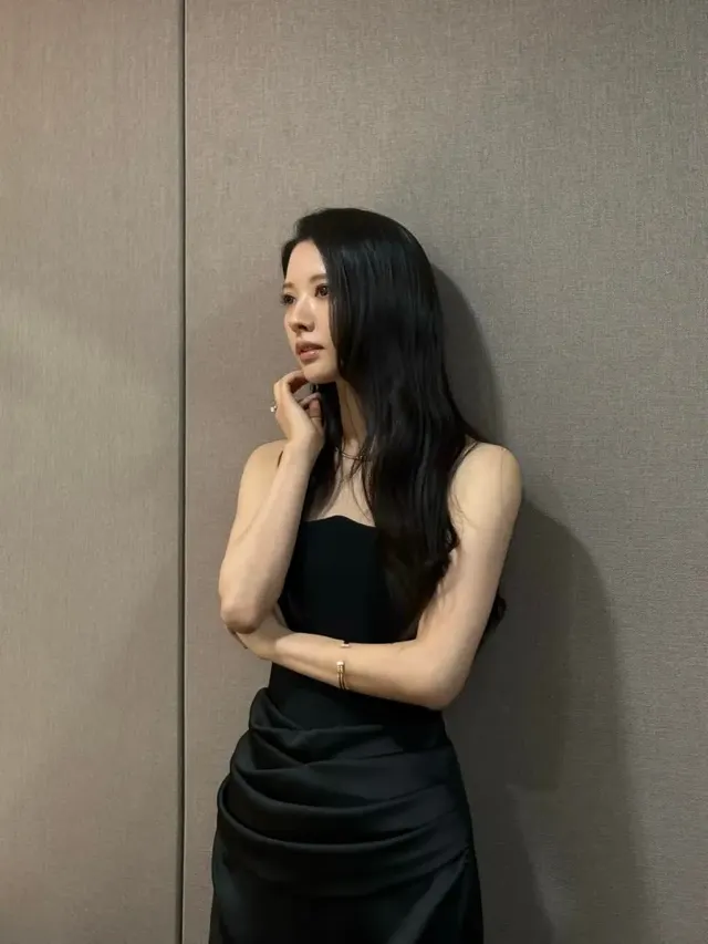 화사한 미소와 함께 완벽한 드레스 자태를 뽐내며 반전 매력을 선사하는 김지연. /사진=김지연 인스타그램