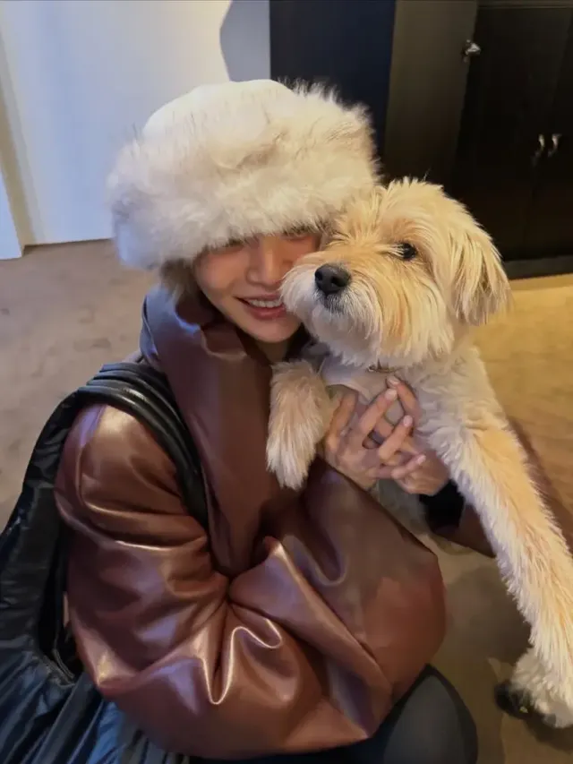귀여운 강아지를 안고 환하게 미소 짓는 모습에서 따뜻한 일상의 온도감이 느껴진다. /사진=나나 인스타그램