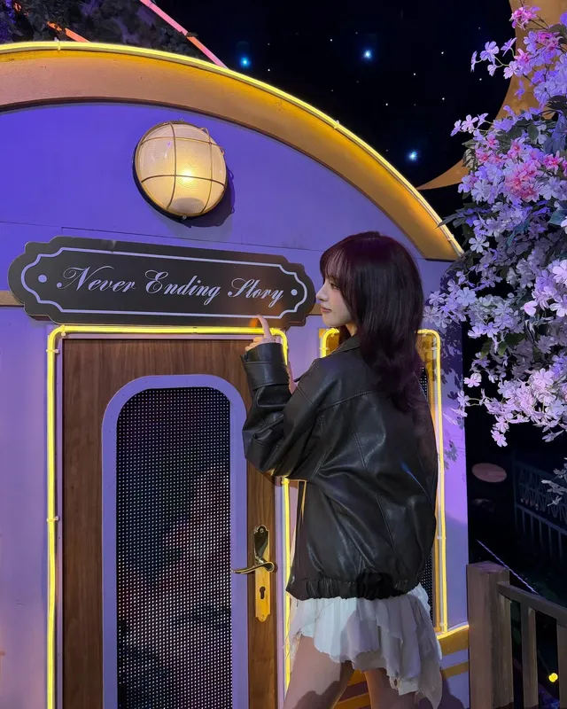 카메라를 향해 브이 포즈를 취하며 레더 재킷과 화이트 원피스의 찰떡 조화를 보여주는 리즈. /사진=리즈 인스타그램