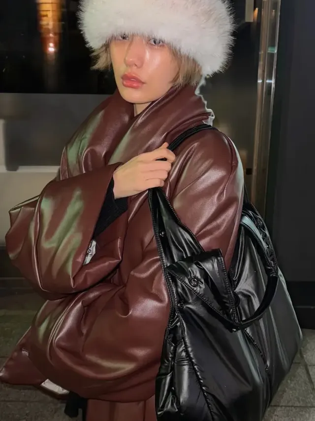 볼륨감 넘치는 레더 코트와 풍성한 퍼 햇을 매치해 시크한 겨울 무드를 발산하는 나나. /사진=나나 인스타그램