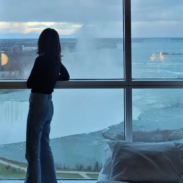 신비로운 폭포를 배경으로 겨울의 정취를 만끽하는 모습이다./사진=백진희 인스타그램