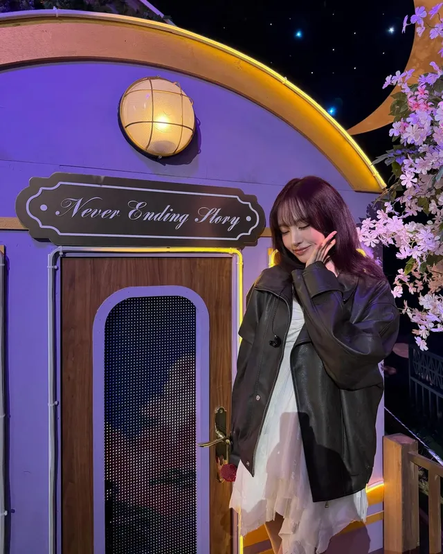 빈티지한 간판 아래서 시크한 표정을 지으며 모델 포스를 뽐내는 리즈. /사진=리즈 인스타그램