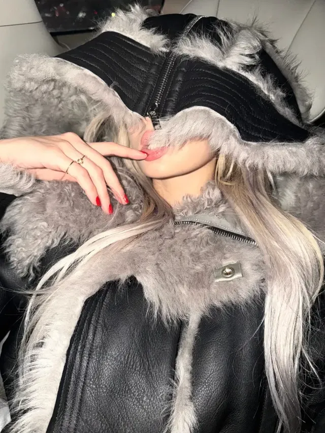 클로즈업 샷에서도 굴욕 없는 완벽한 이목구비와 레드 네일 포인트가 인상적이다. /사진=전소미 인스타그램