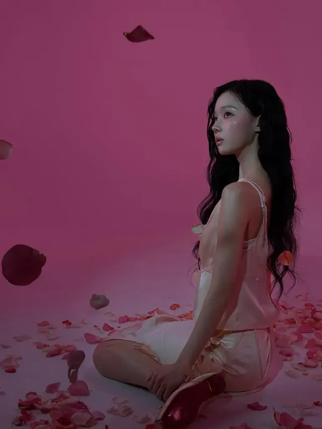 우아한 실루엣이 돋보이는 슬립 원피스를 입고 바닥에 앉아 가녀린 선과 고혹적인 옆태를 뽐내고 있다. /사진=윈터 인스타그램