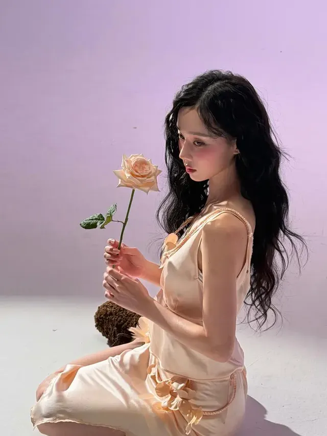 우아한 실루엣이 돋보이는 슬립 원피스를 입고 바닥에 앉아 가녀린 선과 고혹적인 옆태를 뽐내고 있다. /사진=윈터 인스타그램