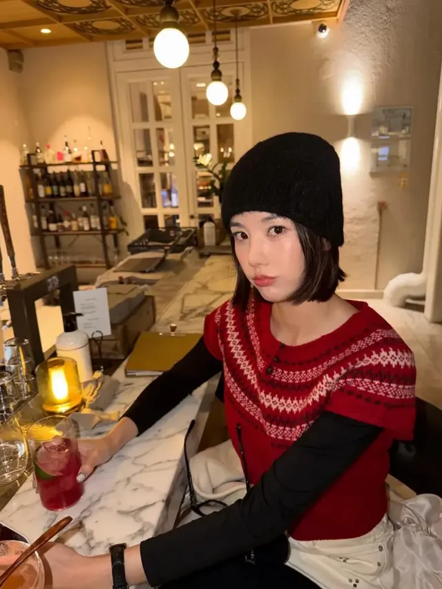 뿔테 안경을 착용해 지적이면서도 귀여운 매력을 발산하며 연말 분위기를 즐기는 권은비의 모습이다. /사진=권은비 인스타그램 