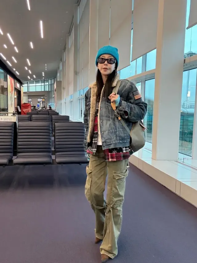 공항 대기석에 서서 시크한 표정으로 카메라를 응시하며 독보적인 아우라를 발산하는 슈. /사진=슈 인스타그램