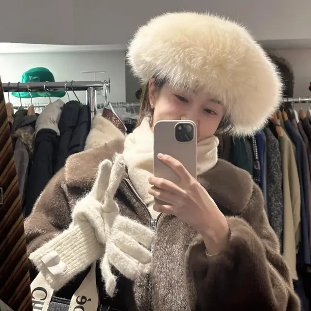 다양한 디자인의 겨울 코트와 모자들을 통해 풍성한 홀리데이 패션 아이디어를 제시한다. /사진=백진희 인스타그램