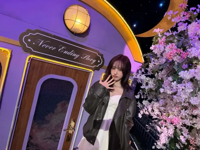 몽환적인 달과 꽃 배경 속에서 완벽한 옆태와 세련된 실루엣을 자랑하는 리즈. /사진=리즈 인스타그램