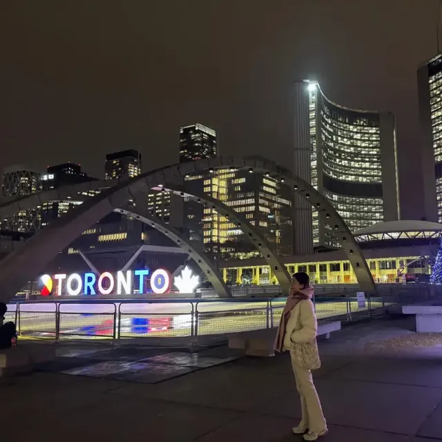 CN 타워와 도시의 야경을 배경으로 홀리데이 시즌의 로맨틱한 분위기를 더하고 있다./사진=백진희 인스타그램