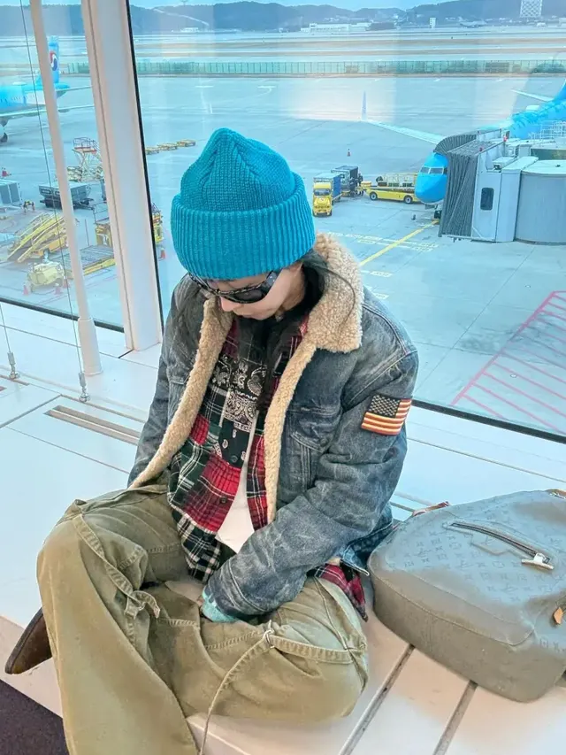 고개를 살짝 숙인 채 생각에 잠긴 듯한 모습으로 내추럴하면서도 예술적인 무드를 자아내는 슈. /사진=슈 인스타그램