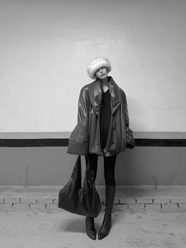 흑백 화면 속에서도 감출 수 없는 강렬한 눈빛과 압도적인 모델 포스. /사진=나나 인스타그램