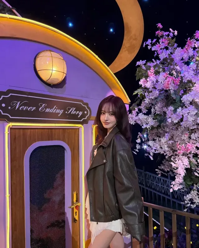 수줍은 미소와 함께 사랑스러운 매력을 발산하며 독보적인 분위기를 연출한 리즈. /사진=리즈 인스타그램