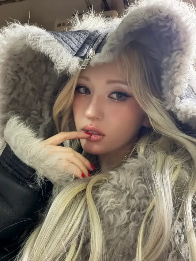 풍성한 퍼 후드를 쓰고 신비로운 분위기를 자아내는 전소미의 모습. /사진=전소미 인스타그램