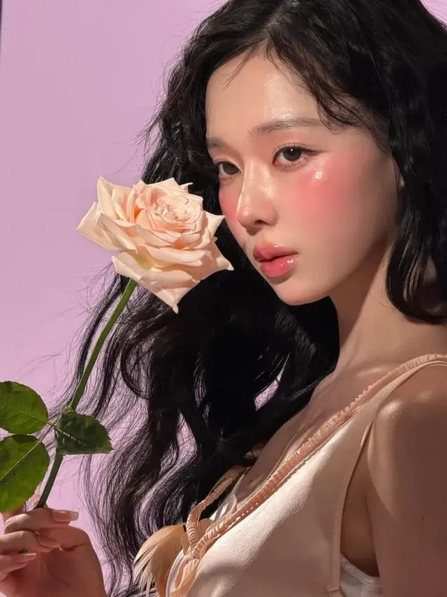 탐스러운 장미꽃 한 송이를 들고 몽환적인 눈빛으로 정면을 응시하며 신비로운 분위기를 자아내는 에스파 윈터. /사진=윈터 인스타그램