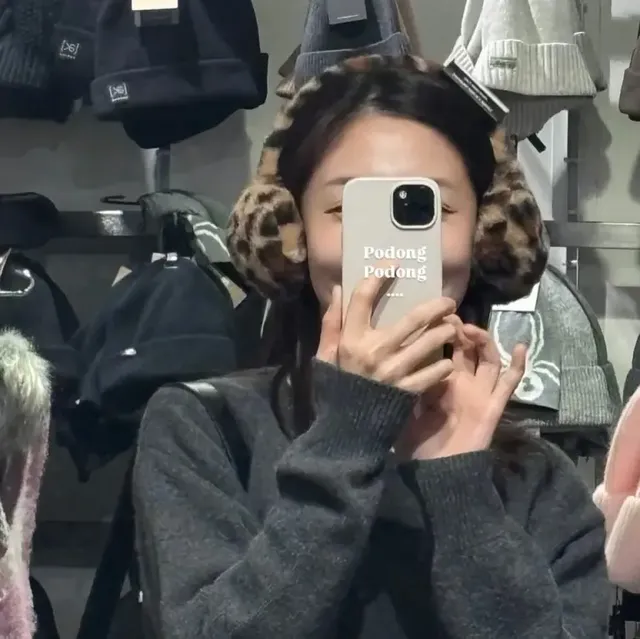 따뜻한 블랙 파카와 비니로 포근하고 사랑스러운 홀리데이 셀피를 연출하고 있다. /사진=백진희 인스타그램