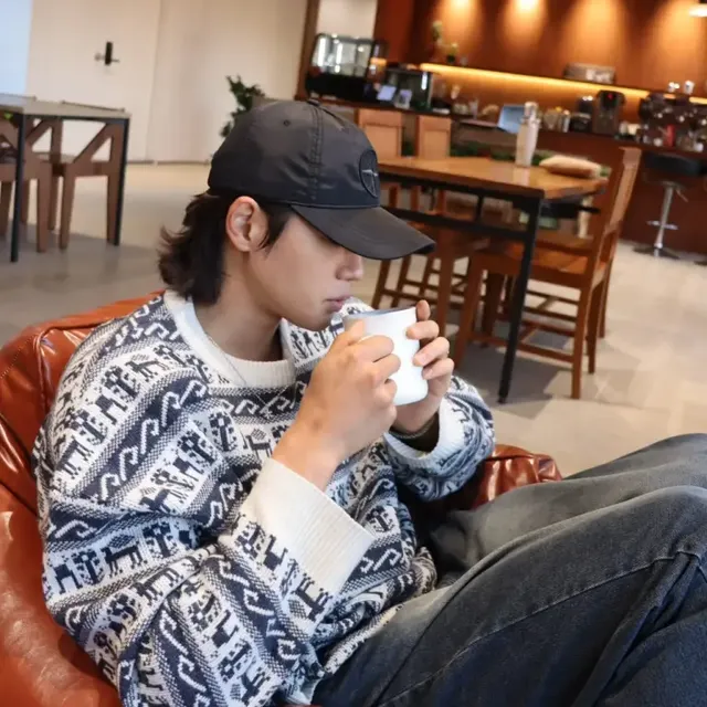 카메라를 응시하며 은은한 미소를 짓는 오상욱의 훈훈한 비주얼이 시선을 강탈한다. /사진=오상욱 인스타그램