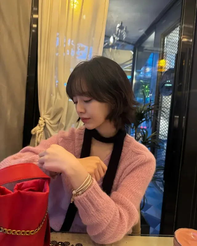 핑크 니트와 블랙 스카프로 완성한 세련된 옆모습이 돋보이는 박지후의 카페 일상. /사진=박지후 인스타그램