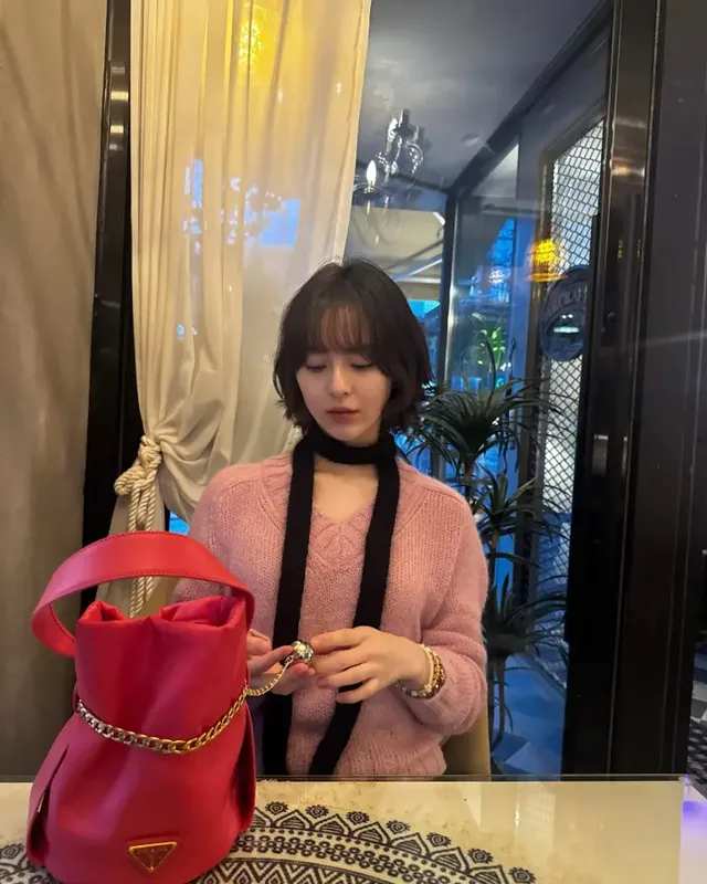 대형 크리스마스트리 앞에서 웅크려 앉아 귀여운 매력을 발산하는 박지후의 윈터 룩. /사진=박지후 인스타그램