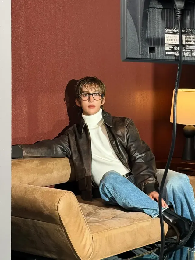 빈티지한 레더 재킷을 걸치고 창가에 기대어 깊은 생각에 잠긴 도겸의 옆모습. /사진=도겸 인스타그램