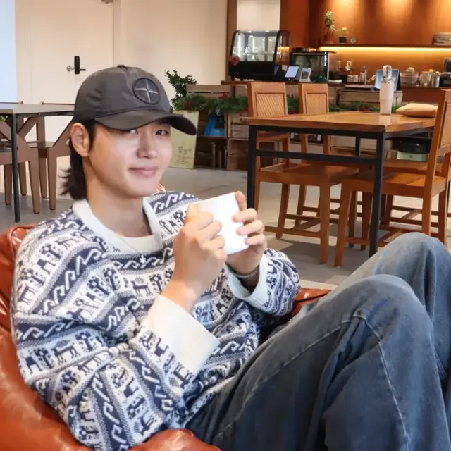노르딕 패턴 니트를 입고 커피를 마시며 여유로운 한때를 보내는 오상욱의 옆모습. /사진=오상욱 인스타그램