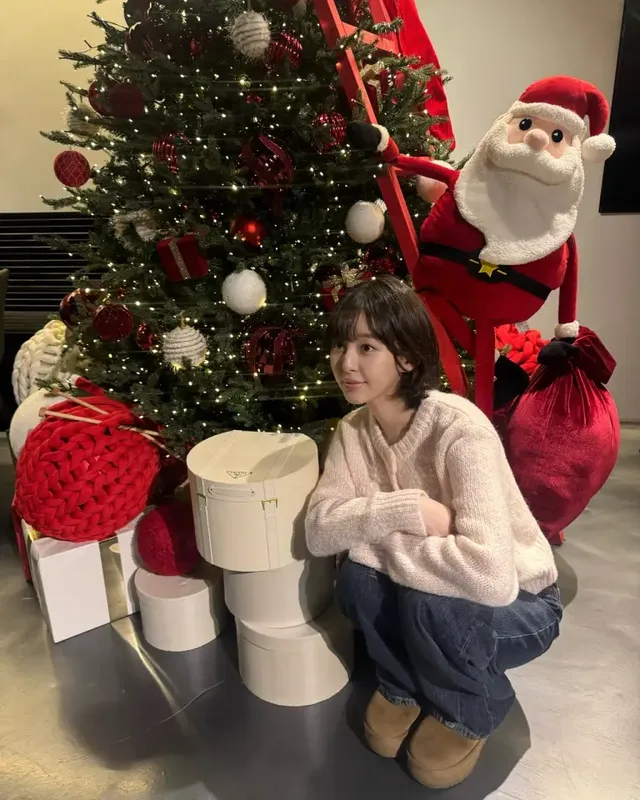 레드 컬러의 프라다 백을 응시하며 우아한 분위기를 자아내고 있는 배우 박지후. /사진=박지후 인스타그램