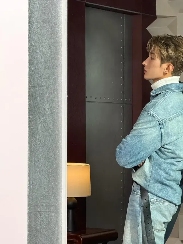 데님 온 데님 스타일을 완벽하게 소화하며 당당한 포즈를 취하고 있는 도겸. /사진=도겸 인스타그램