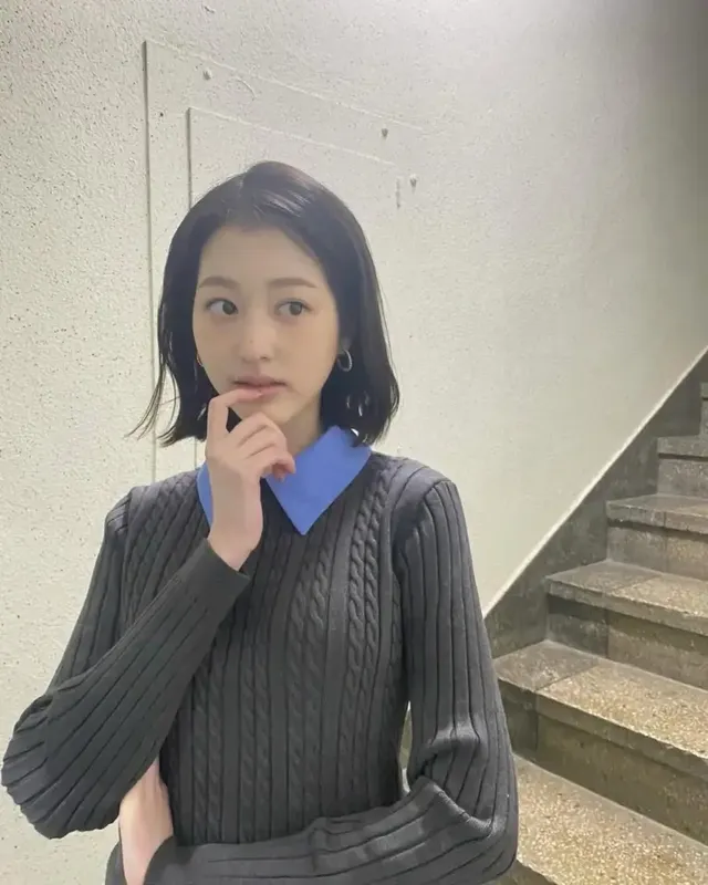 입술에 손을 얹고 신비로운 분위기를 자아내며 카메라를 응시하는 장다아. /사진=장다아 인스타그램